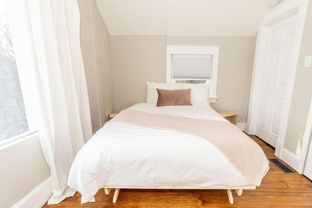 Cozy Riverfront Bungalow With Stunning Views Covington Esterno foto